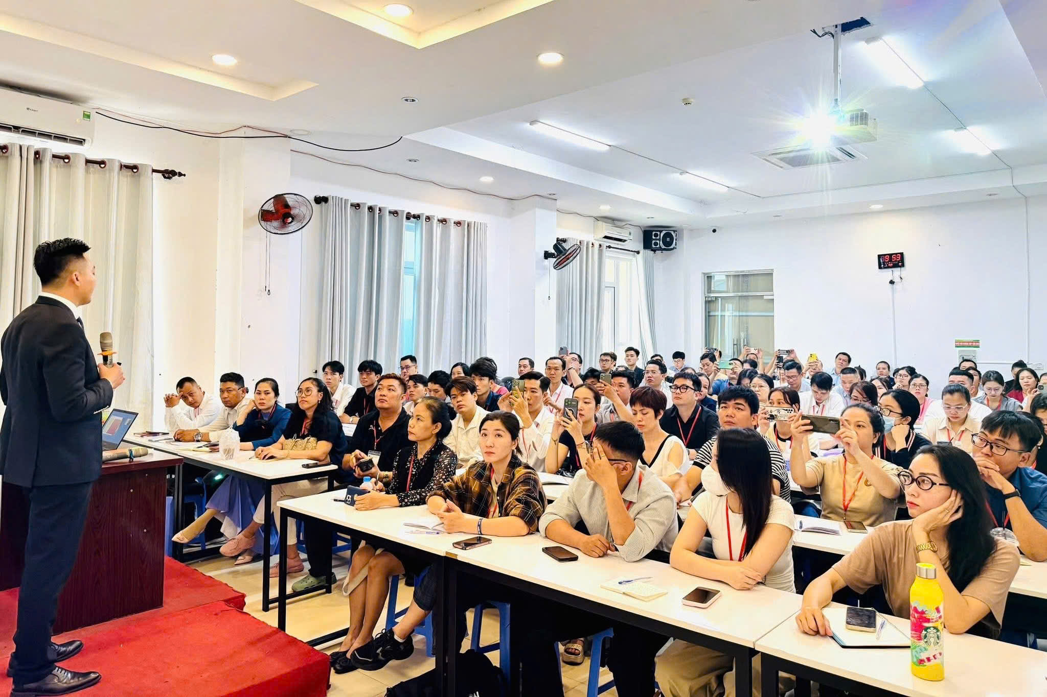 Bất Động Sản Sổ Đỏ Tân Phú Tuyển Dụng – Cơ Hội Phát Triển Nghề Môi Giới Nhà Phố